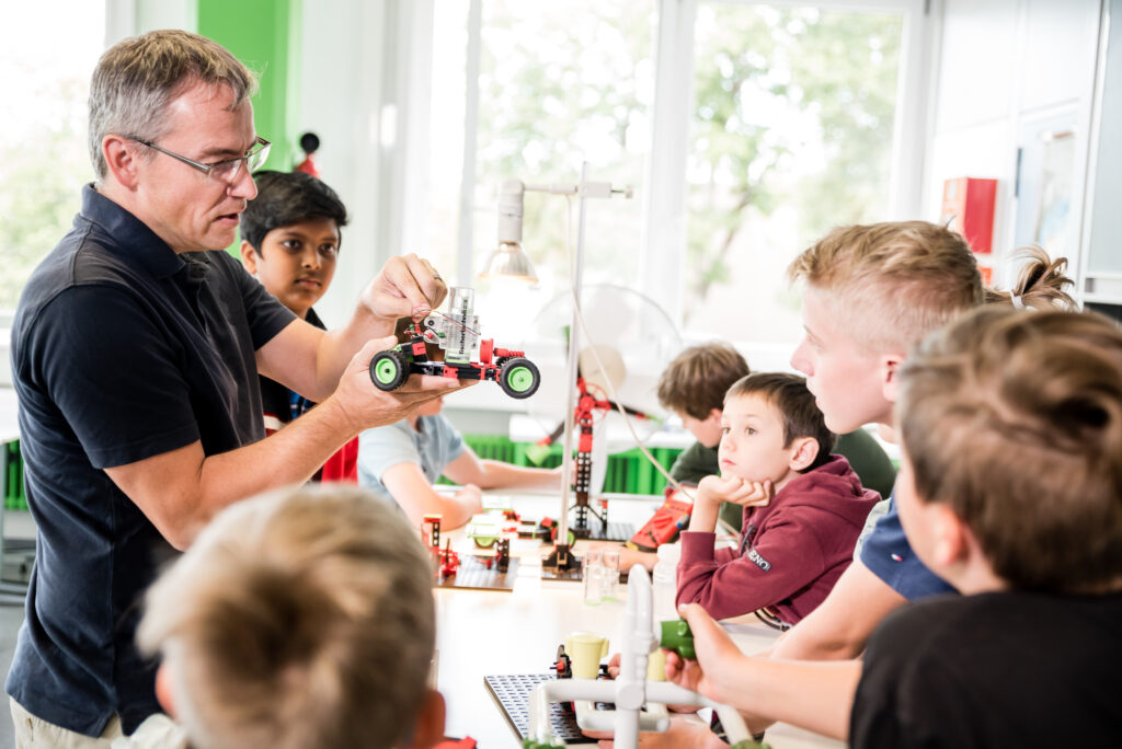 STEM và STEAM: Khám phá khoa học, công nghệ và sáng tạo từ mẫu giáo đến trung học phổ thông